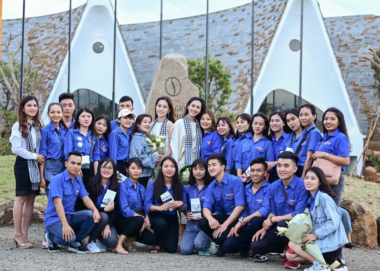 Á hậu Hoàng My và Á hậu Phương Nga tại Bảo tàng Thế giới Cà Phê