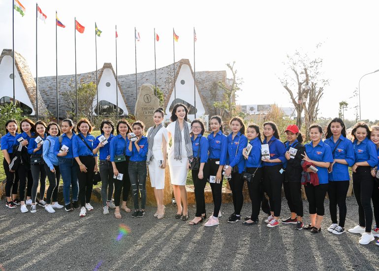 Hoa hậu Thùy Dung, Người đẹp Hồng Tuyết cùng các bạn thanh niên tại Bảo tàng Thế giới Cà phê