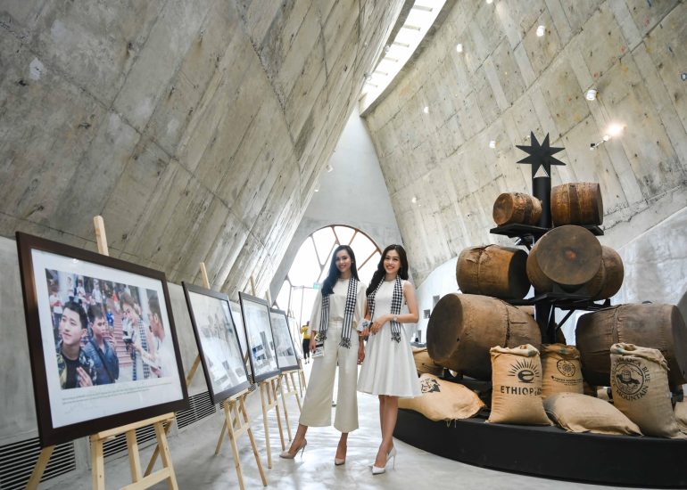 Á hậu Hoàng My và Á hậu Phương Nga tại Bảo tàng Thế giới Cà Phê