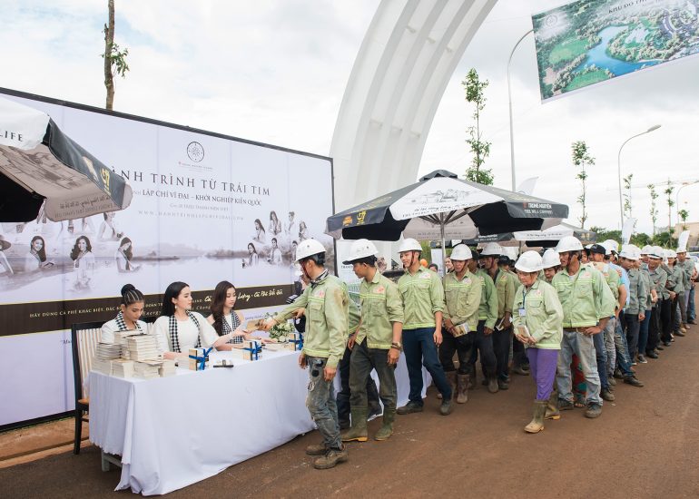 Hoa hậu Kỳ Duyên, Mỹ Linh và Á hậu Trương Thị May, Thanh Tú ký tặng sách cho các công nhân tại Thành phố Cà phê