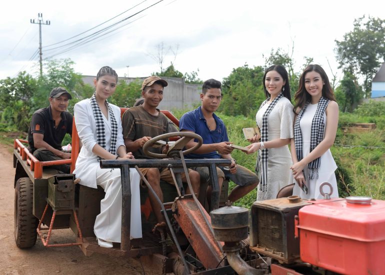 Hoa hậu Kỳ Duyên, Mỹ Linh và Á hậu Trương Thị May tặng sách quý đến người dân Buôn EaMap, Huyện Cư M’gar, Đắk Lắk