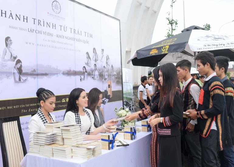 Hoa hậu Kỳ Duyên, Mỹ Linh và Á hậu Trương Thị May, Thanh Tú ký tặng sách cho thanh niên tại Thành phố Cà phê
