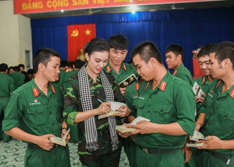 Người đẹp Giao Linh ký tặng sách cho chiến sĩ, thanh niên quân đội của Sư đoàn 5 – Quân khu 7 - Tây Ninh