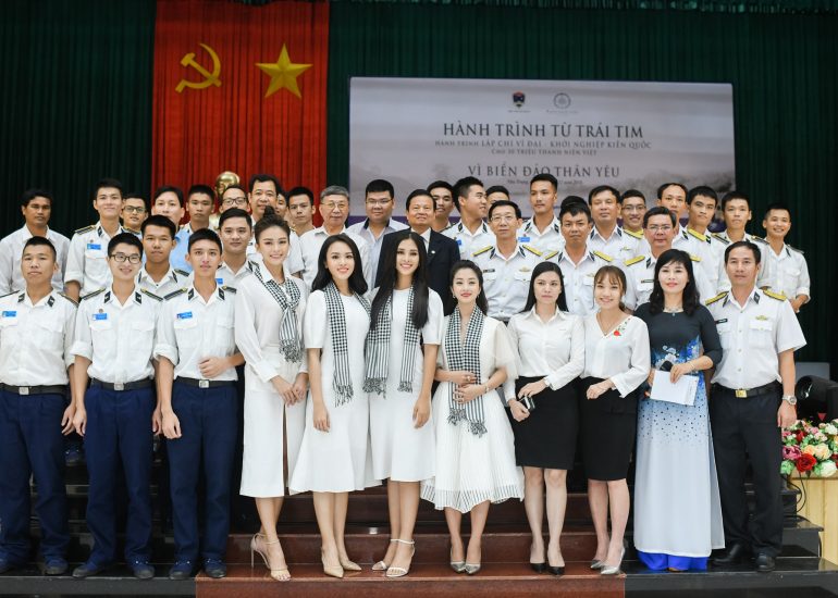 Hoa hậu Tiểu Vy, Á hậu Mâu Thủy, Thủy Tiên và ca sĩ Thu Hằng tặng sách quý cho các chiến sĩ, thanh niên, học viên Học viện Hải quân Nha Trang