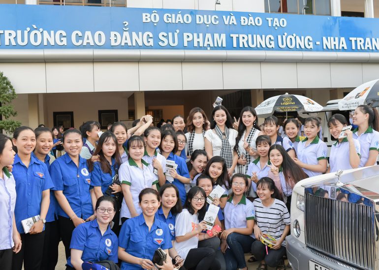 Hoa hậu Mỹ Linh, người đẹp Ngọc Linh và ca sĩ Maya giao lưu ký tặng sách cho sinh viên tại Nha Trang