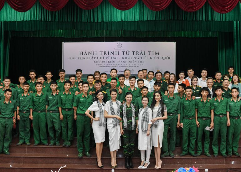 Á hậu Thúy Vân, Lệ Hằng, Thúy An và người đẹp Giao Linh, ca sĩ Võ Hạ Trâm giao lưu ký tặng sách tại Sư đoàn 5 – Quân khu 7 - Tây Ninh