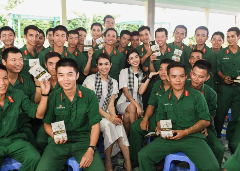 Á hậu Lệ Hằng, Thúy Vân ký tặng sách cho chiến sĩ, thanh niên quân đội của Sư đoàn 5 – Quân khu 7 - Tây Ninh
