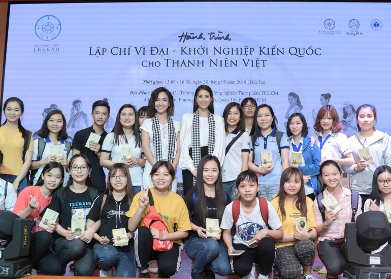 Hoa hậu Phạm Hương và ca sĩ Ái Phương giao lưu cùng sinh viên trường Đại học Công nghệ Thực phẩm TP.HCM