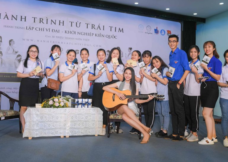 Hoa hậu Thùy Tiên giao lưu ký tặng sách cho sinh viên trường Đại học Lao động Xã hội TP.HCM