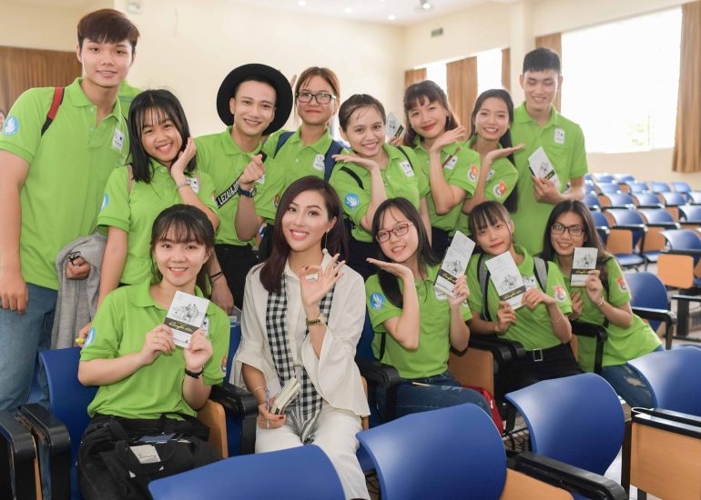 Hoa khôi Diệu Ngọc trao tặng sách quý đổi đời tại trường Cao đẳng Sư phạm Trung ương TP.HCM