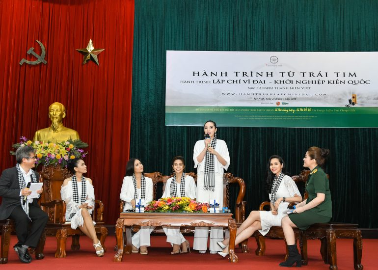 Hoa hậu Kỳ Duyên và các Á hậu Hoàng My, Trương Thị May, Mâu Thủy và ca sĩ Ái Phương giao lưu cùng các chiến sĩ Sư đoàn 5 - Quân Khu 7 - Tây Ninh