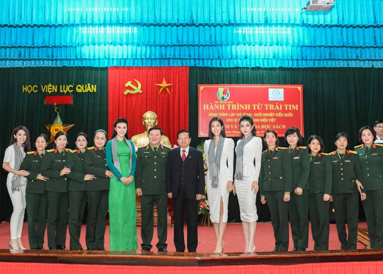 Hoa hậu Mỹ Linh, Á hậu Huyền My, người đẹp Giao Linh và ca sĩ Khổng Tú Huỳnh giao lưu tại Học viện Lục quân - Đà Lạt - Lâm Đồng