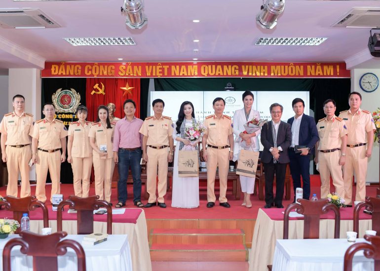 Hoa hậu Ngọc Hân, ca sĩ Thu Hằng cùng các cán bộ, chiến sĩ cảnh sát giao thông tại Hà Nội