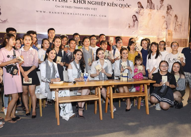 Hoa hậu Ngọc Hân, Kỳ Duyên và các Á hậu Hoàng My, Mâu Thủy trao tặng sách quý đổi đời tại Nha Trang