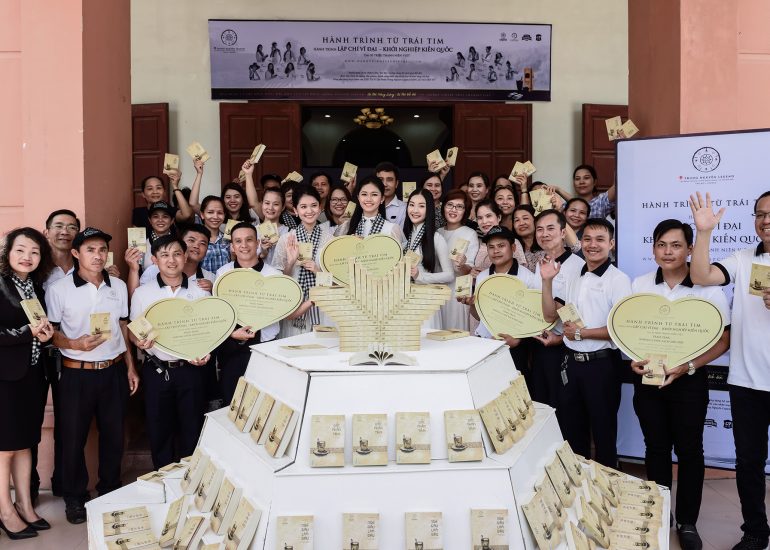 Á hậu Thùy Dung, Thanh Tú và người đẹp Ngọc Trân tặng sách quý cho thanh niên tại TP. Huế