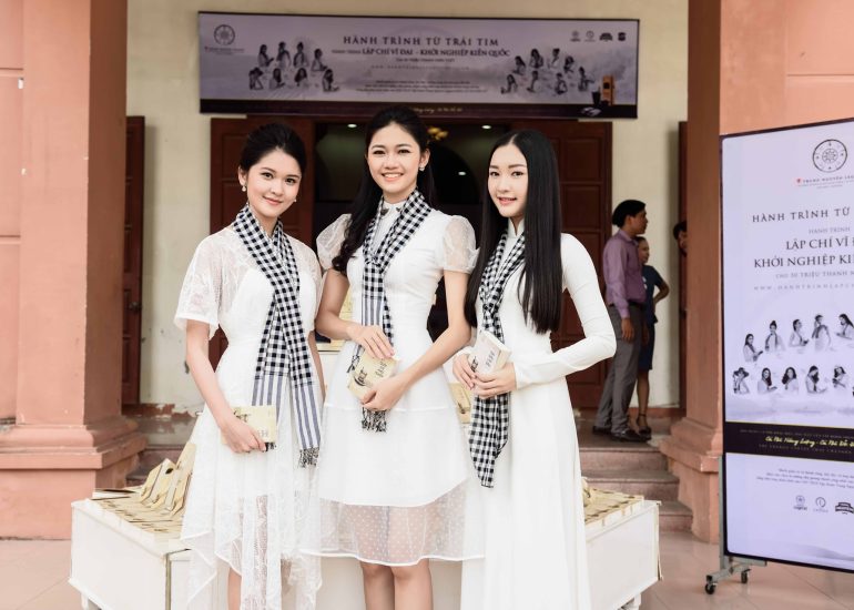 Á hậu Thùy Dung, Thanh Tú, người đẹp Ngọc Trân tặng trao sách quý đổi đời tại TP. Huế