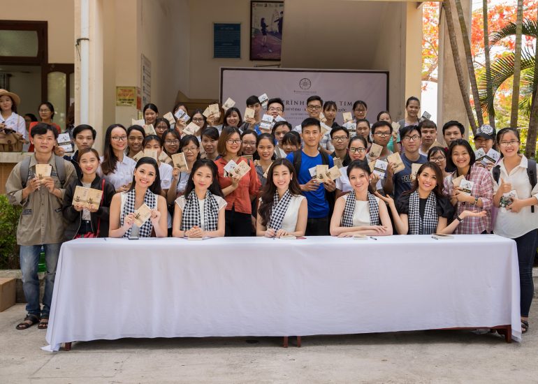 Hoa hậu Đỗ Mỹ Linh, Á hậu Thùy Dung, Á hậu Lệ Hằng, người đẹp Kiều Vỹ, Đào Hà trao tặng sách quý tại Đà Nẵng