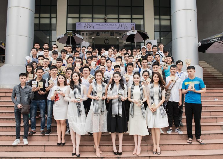 Á hậu Tú Anh, Á hậu Lệ Hằng, Á hậu Mâu Thủy, người đẹp Lan Hương, Hồng Nhung tặng sách quý cho sinh viên trường Đại học Công nghệ Bưu chính Viễn thông Hà Nội