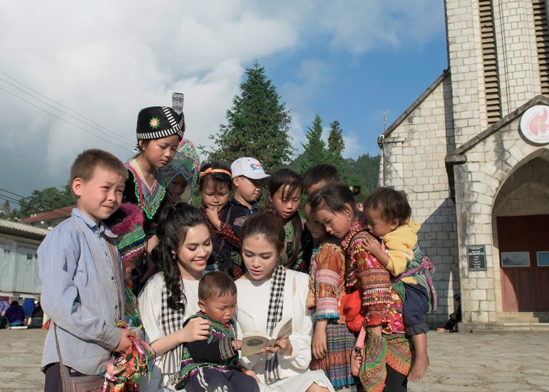 Á hậu Hoàng My, Mâu Thủy bên các em nhỏ tại Sapa - Lào Cai