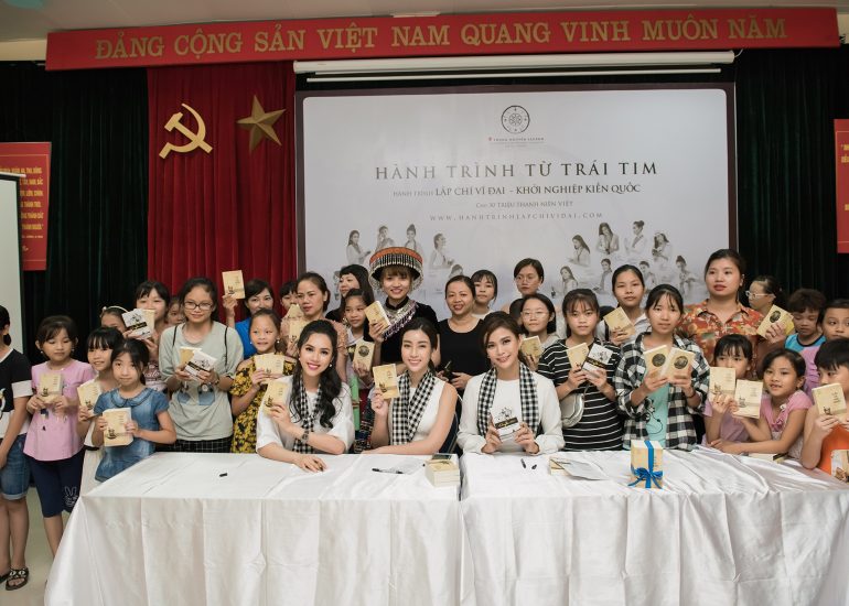 Hoa hậu Mỹ Linh, Á hậu Hoàng My, Mâu Thủy tặng sách quý cho học sinh, thanh niên tại Sapa - Lào Cai
