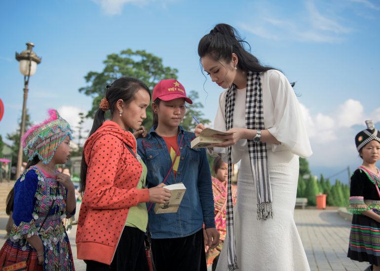 Á hậu Hoàng My tặng sách quý đổi đời tại Sapa - Lào Cai