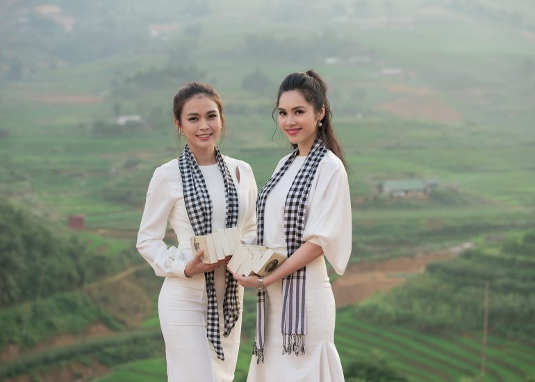 Á hậu Hoàng My, Mâu Thủy tặng sách quý đổi đời tại Sapa - Lào Cai