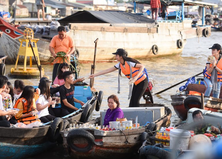Hoa hậu Ngọc Hân tặng sách quý cho thanh niên tại Chợ Nổi Cái Răng - Cần Thơ