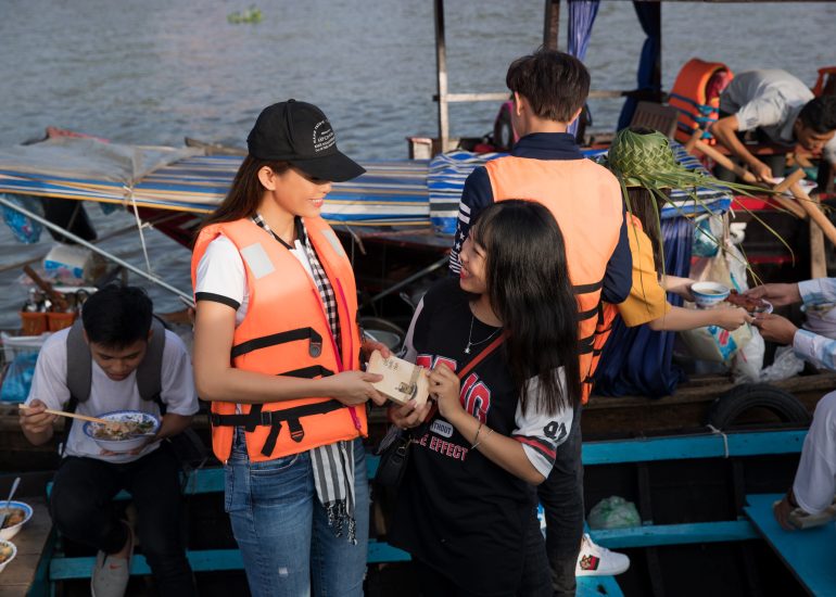 Á hậu Mâu Thủy tặng sách cho thanh niên tại Chợ Nổi Cái Răng - Cần Thơ