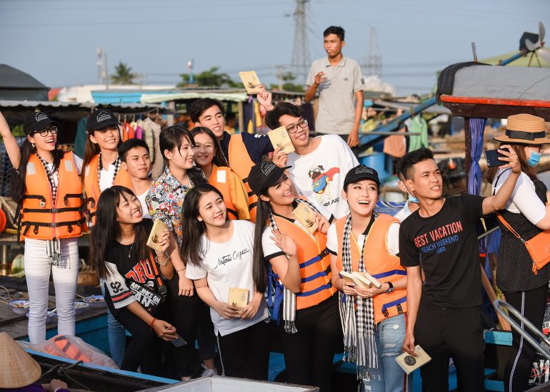 Hoa hậu Ngọc Hân cùng các Á hậu Hoàng My, Mâu Thủy, Huyền My tặng sách quý tại Chợ Nổi Cái Răng - Cần Thơ