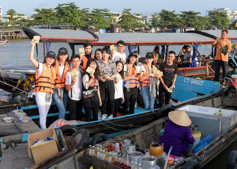 Hoa hậu Ngọc Hân cùng các Á hậu Hoàng My, Mâu Thủy, Huyền My tặng sách quý tại Chợ Nổi Cái Răng - Cần Thơ