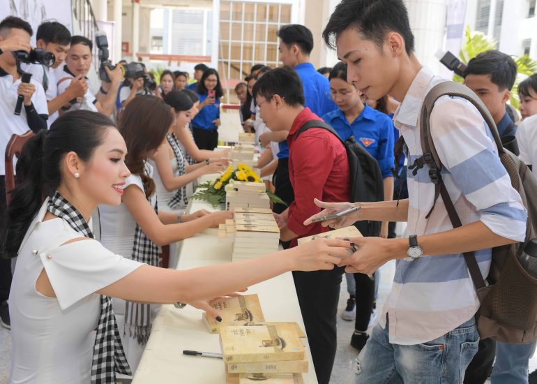 Á hậu Hoàng My cùng các Hoa Á hậu Ngọc Hân, Mâu Thủy, Huyền My tặng sách cho sinh viên tại Cần Thơ