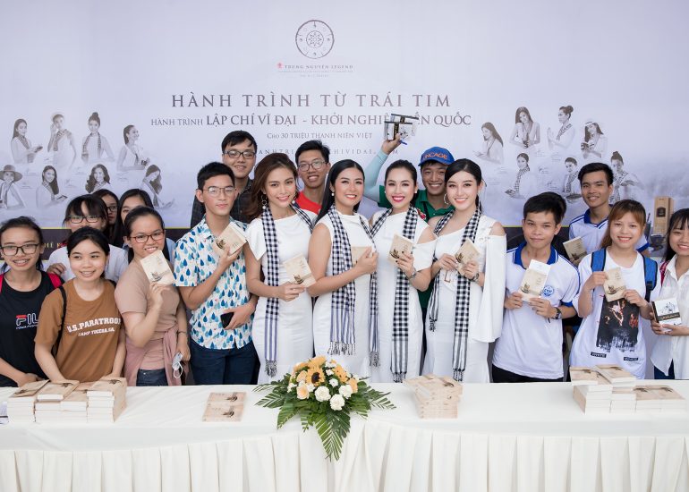 Hoa hậu Ngọc Hân cùng các Á hậu Hoàng My, Mâu Thủy, Huyền My tặng sách cho sinh viên tại Cần Thơ