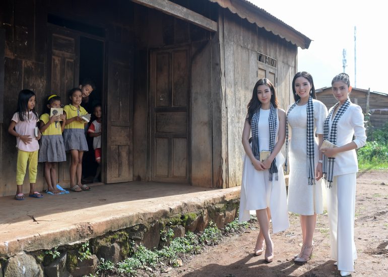 Hoa hậu Kỳ Duyên, Mỹ Linh và Á hậu Trương Thị May tặng sách quý đến các em học sinh Buôn EaMap, Huyện Cư M’gar, Đắk Lắk