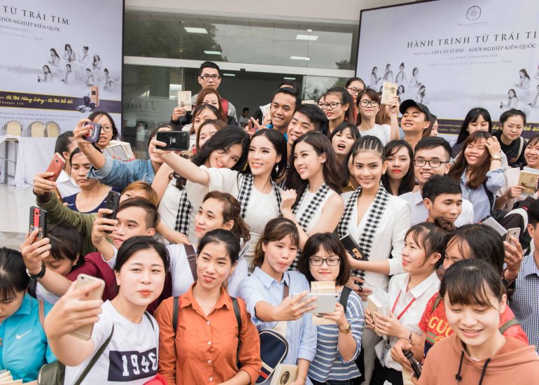 Hoa hậu Kỳ Duyên, Mỹ Linh và Á hậu Trương Thị May, Thanh Tú giao lưu cùng sinh viên tại TP. Buôn Ma Thuột