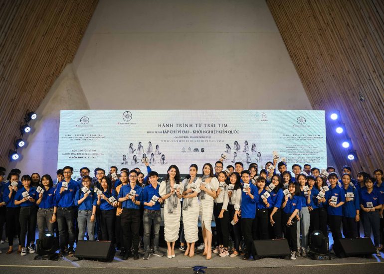 Hoa hậu Mỹ Linh và Á hậu Lệ Hằng, Thùy Dung trao tặng sách quý cho thanh niên tại Bảo tàng Thế giới Cà phê