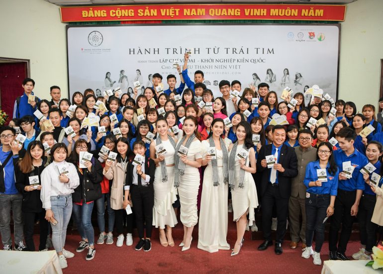 Hoa hậu Kỳ Duyên, Tiểu Vy và Á hậu Hoàng My, Thùy Dung trao tặng sách quý đổi đời đến sinh viên tại Đà Lạt