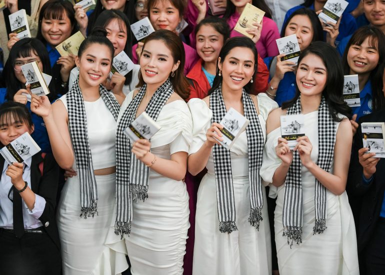 Hoa hậu Kỳ Duyên, Tiểu Vy và Á hậu Hoàng My, Thùy Dung trao tặng sách quý đổi đời đến sinh viên tại Đà Lạt