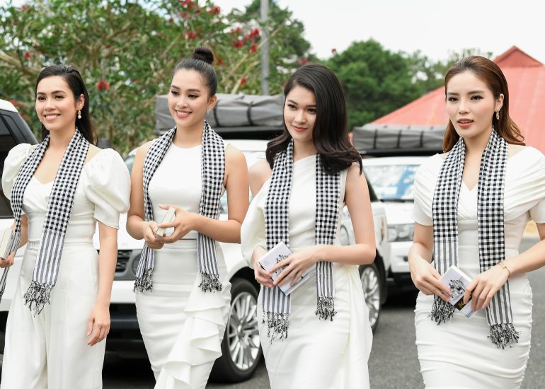 Hoa hậu Kỳ Duyên, Tiểu Vy và Á hậu Hoàng My, Thùy Dung trao tặng sách quý đổi đời đến sinh viên tại Đà Lạt