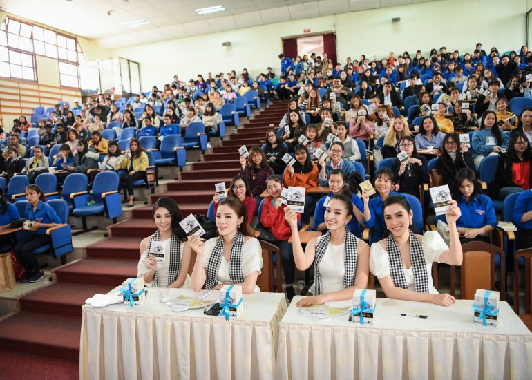 Hoa hậu Kỳ Duyên, Tiểu Vy và Á hậu Hoàng My, Thùy Dung trao tặng sách quý đổi đời đến sinh viên tại Đà Lạt