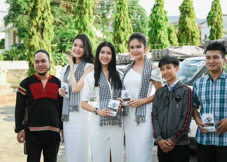 Hoa hậu Thùy Dung và Á hậu Thúy Vân, Mâu Thủy trao tặng sách quý đến thanh niên tại M'Drắk