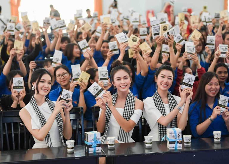 Hoa hậu Thùy Dung và Á hậu Thúy Vân, Mâu Thủy trao tặng sách quý đến thanh niên tại M'Drắk