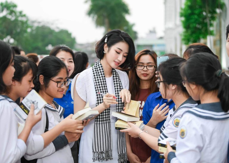 Hoa hậu Thu Ngân trao tặng sách quý đến thanh niên tại Nam Định
