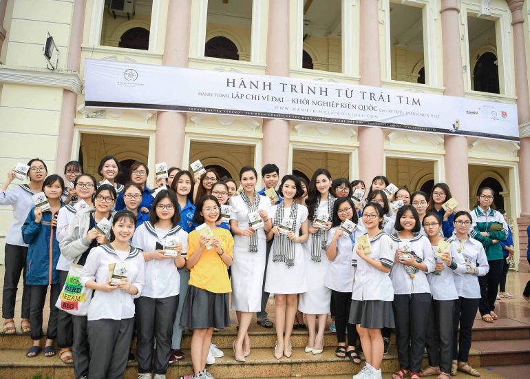 Á hậu Hoàng My, Hoa hậu Thu Ngân, Á hậu Tú Anh trao tặng sách quý đến thanh niên tại Nam Định