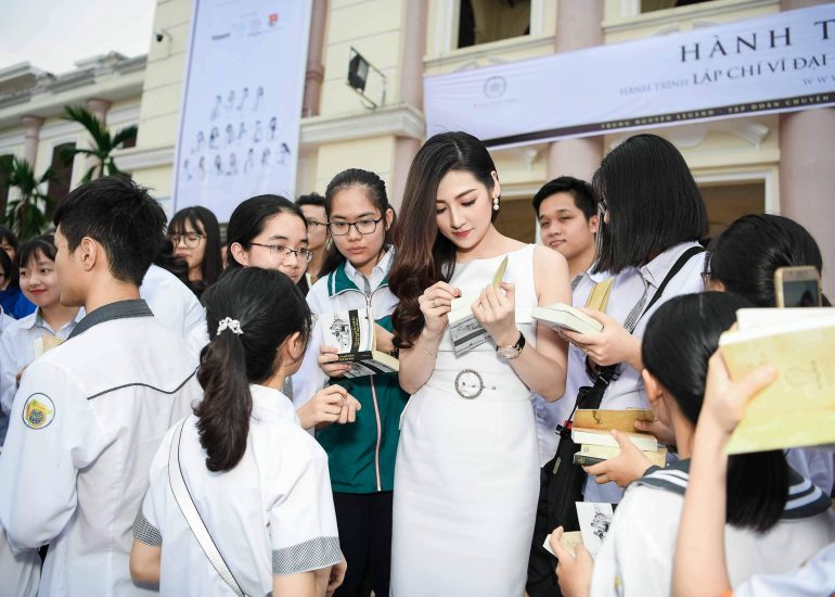 Á hậu Tú Anh trao tặng sách quý đến thanh niên tại Nam Định