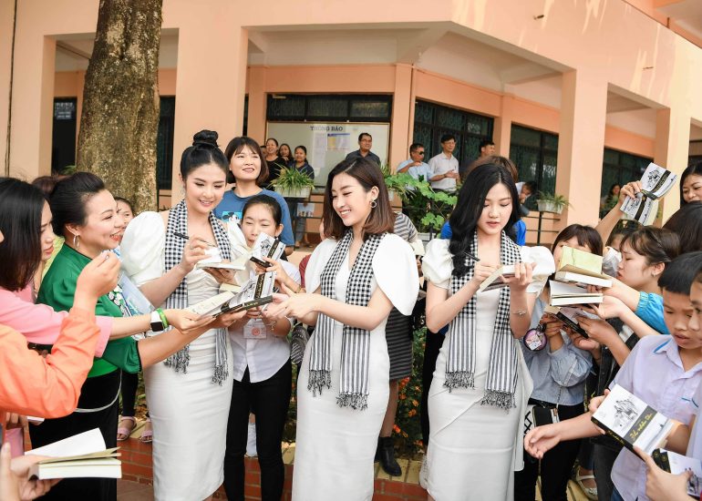 Hoa hậu Ngọc Hân, Mỹ Linh và diễn viên Lương Thanh ký tặng sách cho sinh viên và thanh niên tại Điện Biên