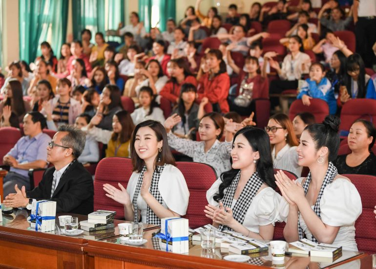 Hoa hậu Ngọc Hân, Mỹ Linh và diễn viên Lương Thanh trong Hành trình từ Trái tim tại Điện Biên