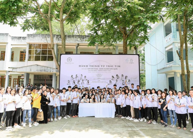 Á hậu Hoàng My, Trương Thị May, Lệ Hằng và diễn viên Lương Thanh trao tặng sách quý cho các em học sinh tại Cao Bằng