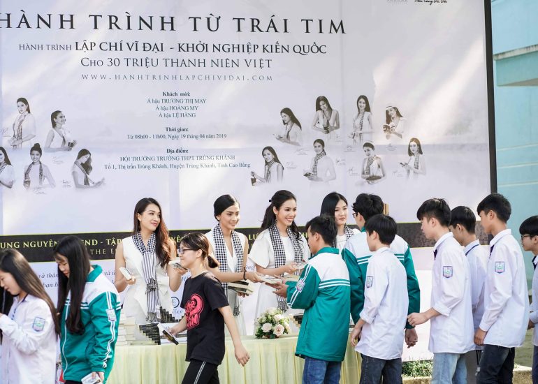 Á hậu Hoàng My, Trương Thị May, Lệ Hằng và diễn viên Lương Thanh trao tặng sách quý cho các em học sinh tại Cao Bằng