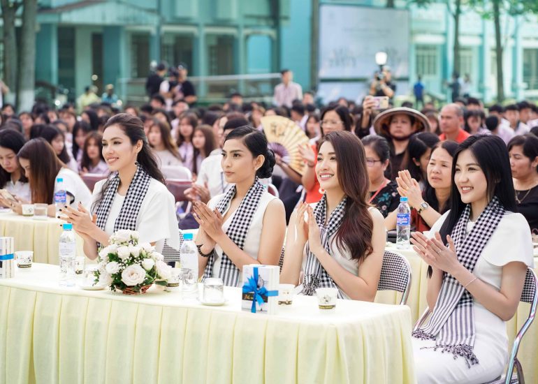 Á hậu Hoàng My, Trương Thị May, Lệ Hằng và diễn viên Lương Thanh trong Hành trình trao tặng sách tại Cao Bằng