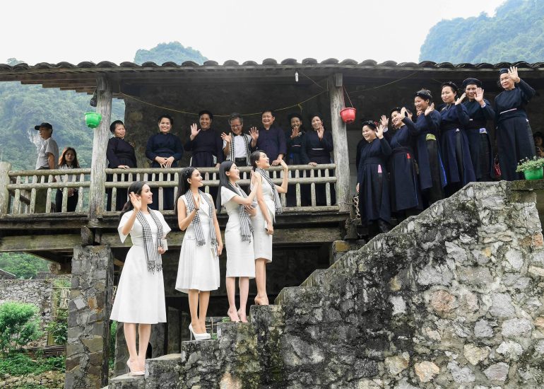 Á hậu Hoàng My, Trương Thị May, Lệ Hằng và diễn viên Lương Thanh trong Hành trình trao tặng sách cho bà con tại Cao Bằng